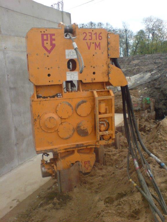 PVE 2316 VM Used vibro hammer to work on a crane or piling rig
